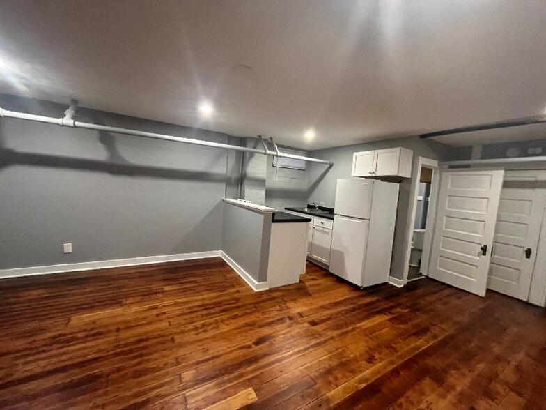 Primary Photo - 1830 N Oakland Ave