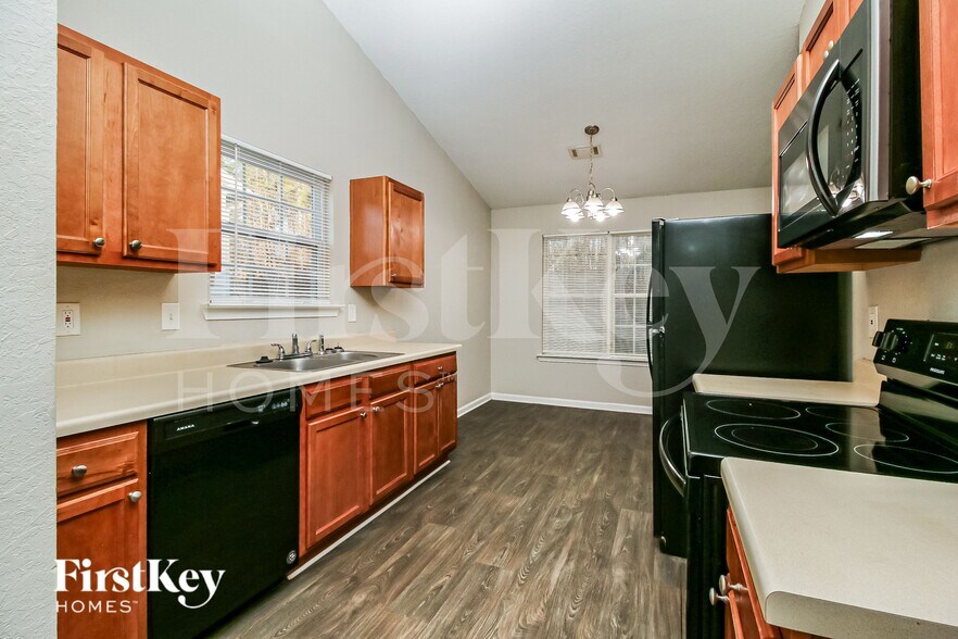 Building Photo - 355 Lakeside Point