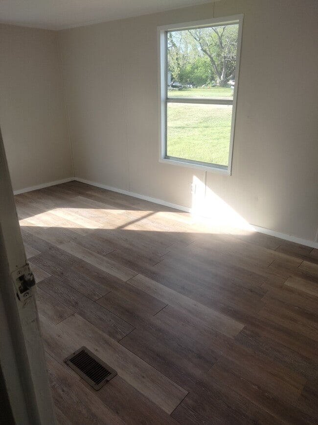 Building Photo - 104 Forest Creek Ln