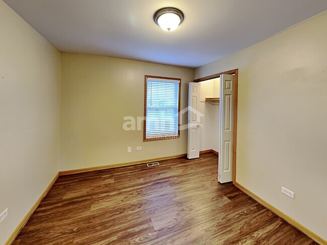 Building Photo - 2615 Heritage Lake Dr