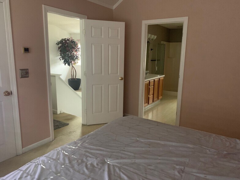 Building Photo - 61 Trotters Way