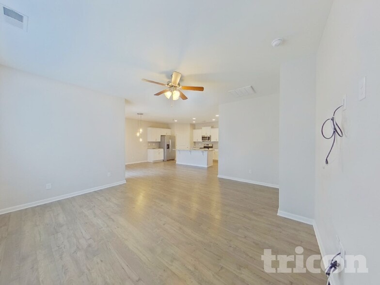 Building Photo - 453 All Seasons Dr