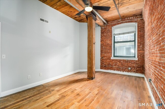 Building Photo - 145 Canal St E