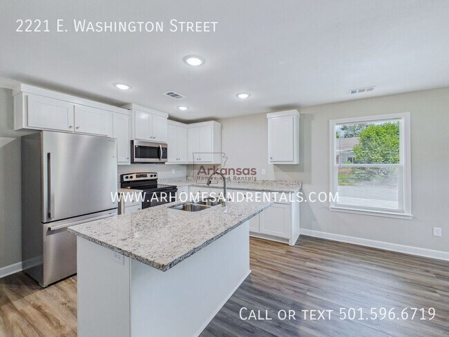 Building Photo - 2221 E Washington Ave