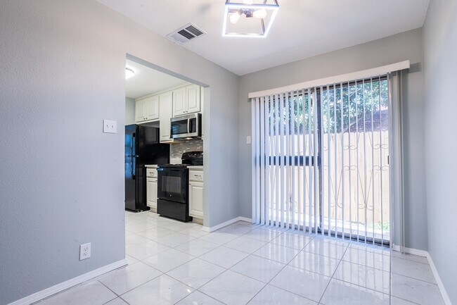 Building Photo - 5275 Meadow Rise St