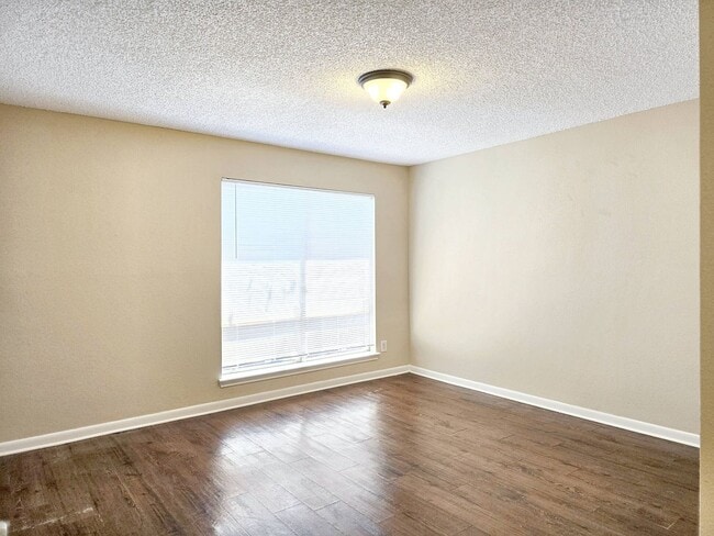Building Photo - 16635 Neumann Dr