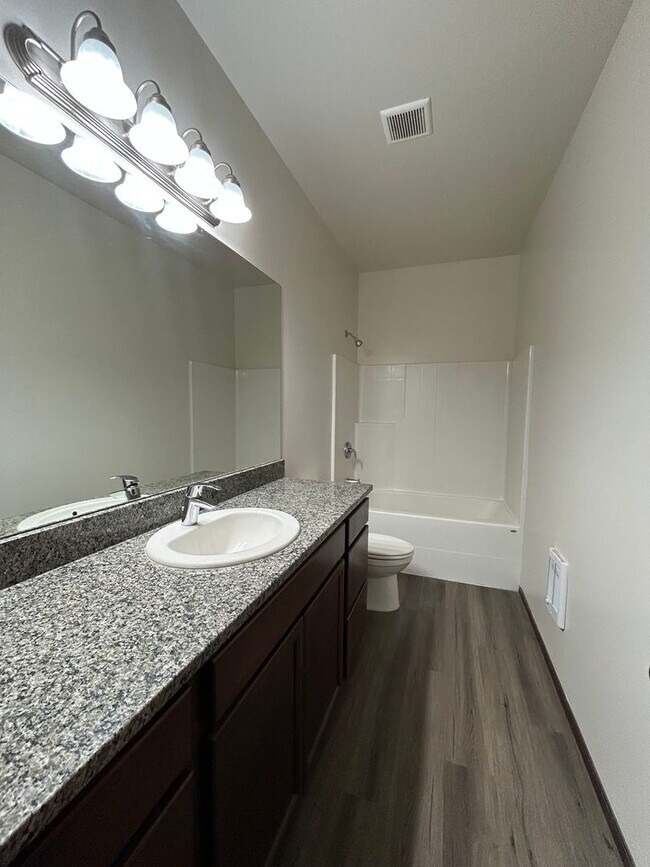 Building Photo - Beautiful Home with Quartz Countertops!