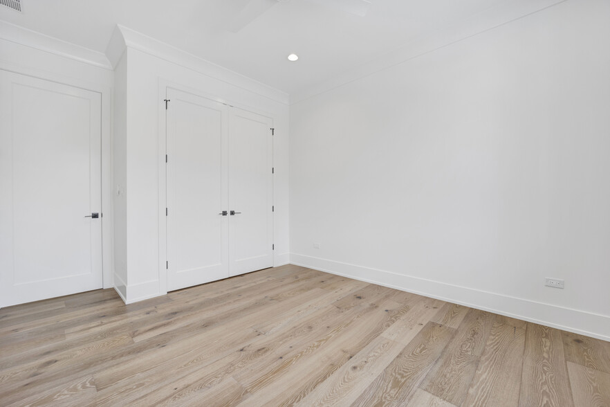 Building Photo - 4920 N Lincoln Ave