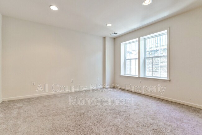 Building Photo - 213 Apricot St