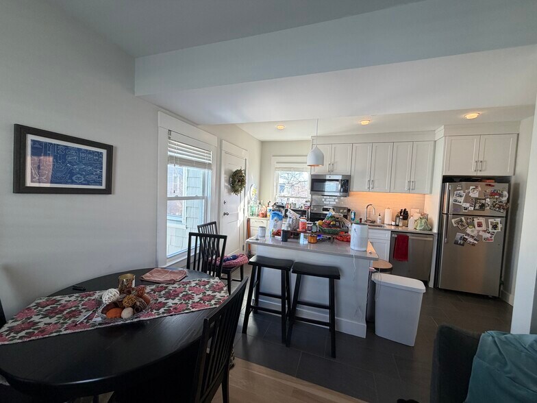 Building Photo - 208 Banks St