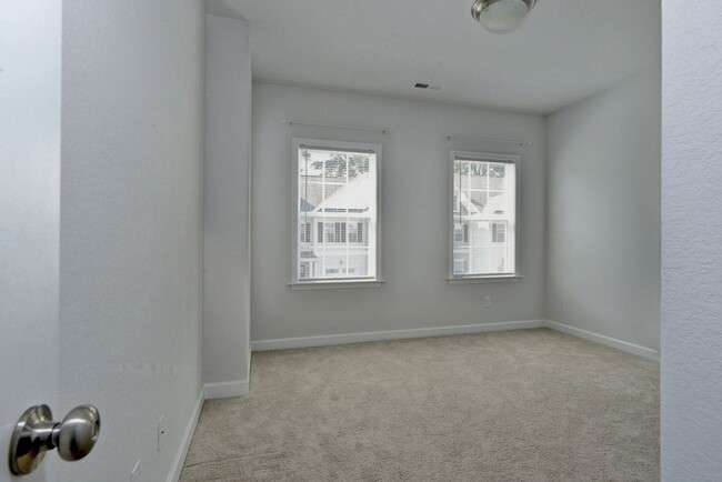 Building Photo - Immaculate End-Unit Townhome