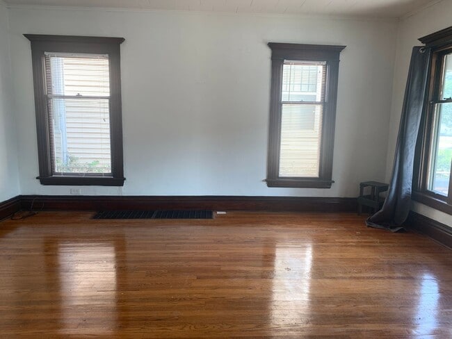 Building Photo - Large 4 Bedroom home!