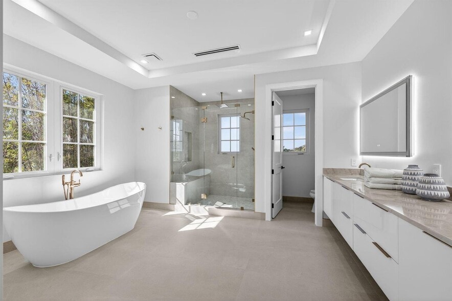 Building Photo - 310 SE 9th Ct