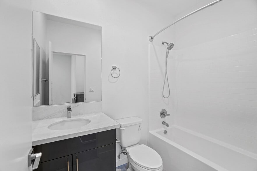 Full Bathroom - 2225 Bonita Ct