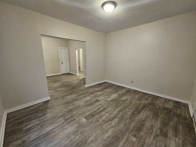 Building Photo - Clean 2 bedroom, 1 bath.