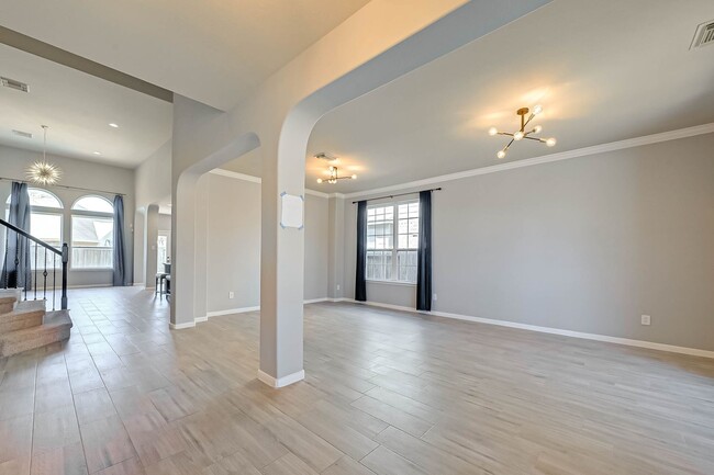 Building Photo - Two-story, 4BD/2.5BR renovated home in Fie...