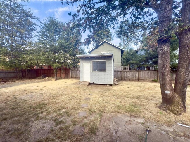 Building Photo - Single level Home near Acorn Park!