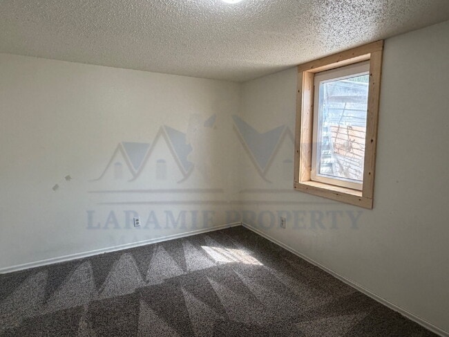 Building Photo - Charming 2 Bedroom