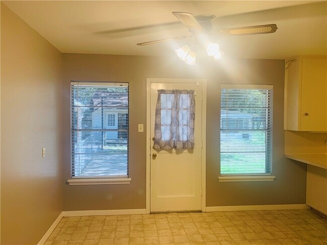 Building Photo - 307 N San Marcos St