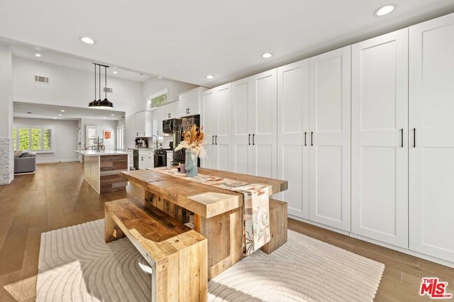 Building Photo - 11642 Acama St