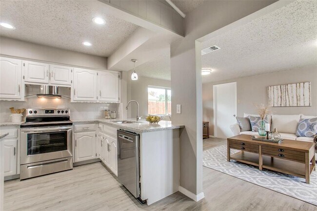 Building Photo - 2205 Richbrook Dr