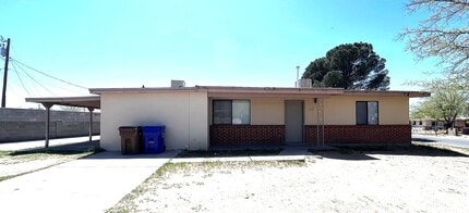 Building Photo - Beautiful home with 2 kitchens and 3 bedrooms and 2 bathrooms