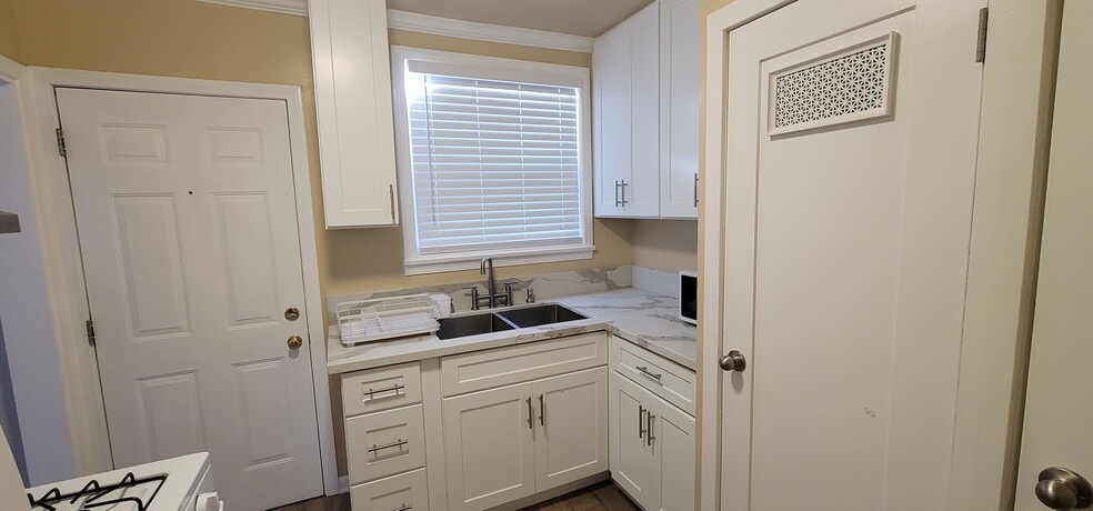 Building Photo - 2016 W 35th St