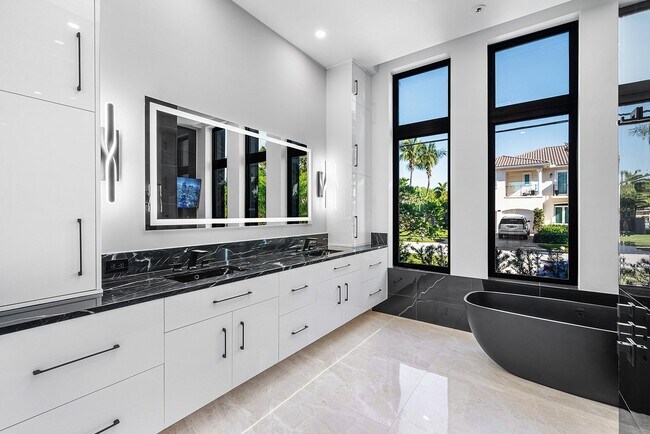 Building Photo - 2650 NE 48th Ct