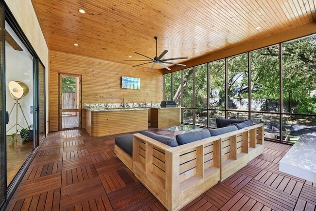 Building Photo - 8635 San Leandro Dr