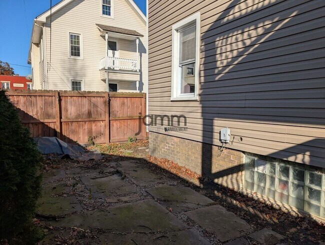 Building Photo - 1560 Coutant Ave