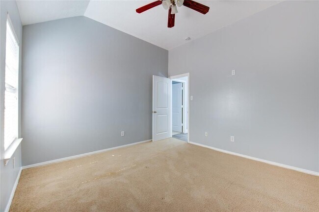 Building Photo - 5002 Laura Lee Ln