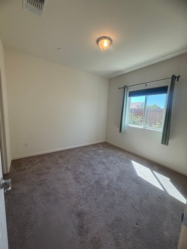 Building Photo - Beautiful 2 Bed / 2 Bath Home in 55+ Gated Community – Move-In Ready!