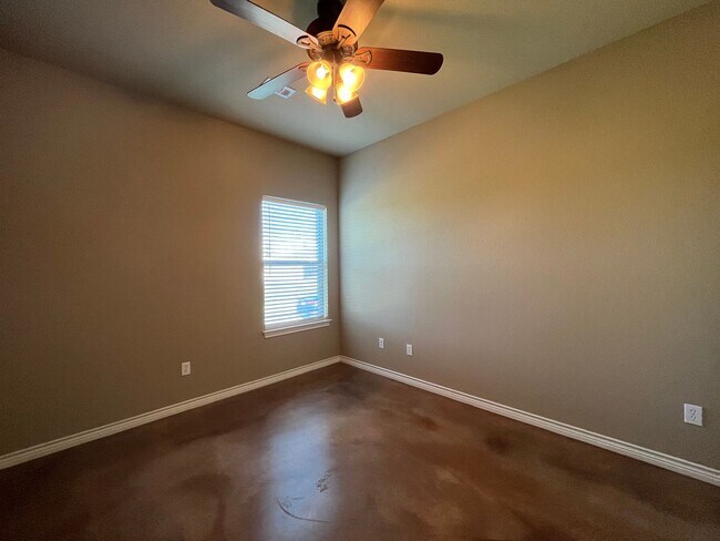 Building Photo - 3000 Silver Saddle Dr