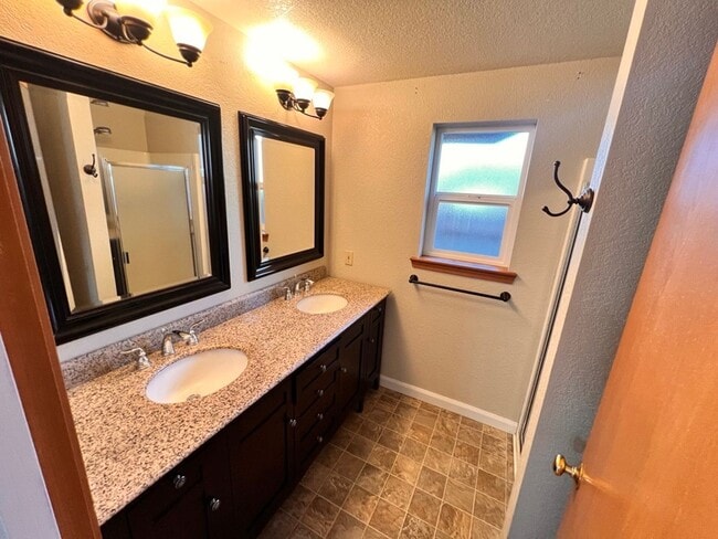 Building Photo - 3Bed 2Bath Single Level Avail. April 7th Move-In