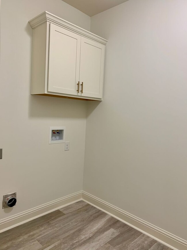 Building Photo - MOVE IN SPECIAL - 1/2 OFF 1st Month Rent!!...