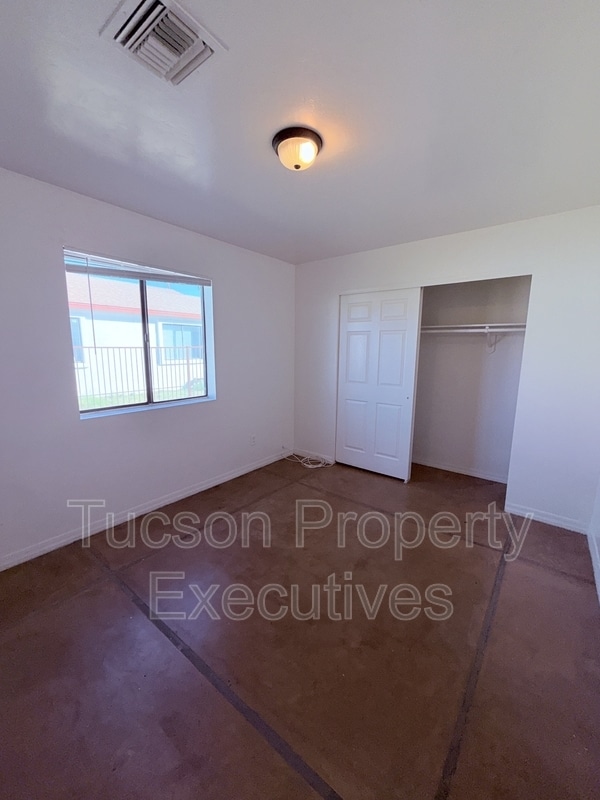 Building Photo - 1412 E 25th St