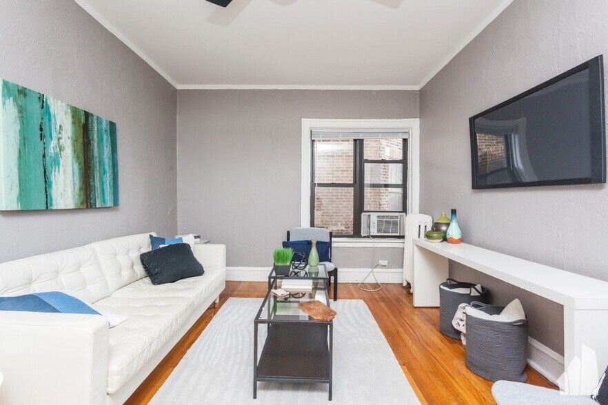 Building Photo - 629 W Cornelia Ave