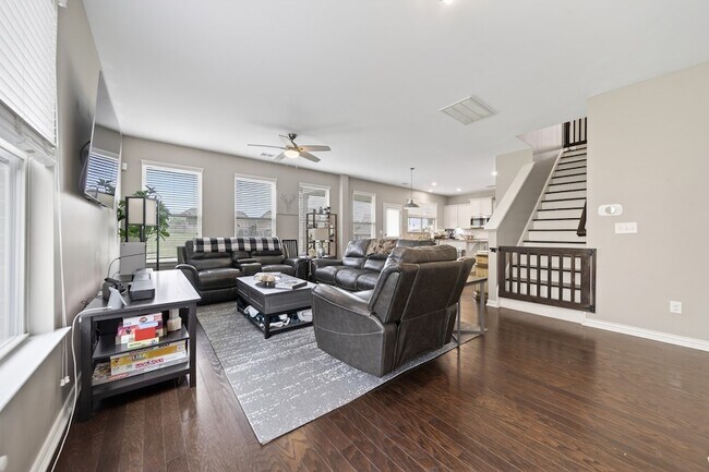 Building Photo - 404 Black Thorn Ln