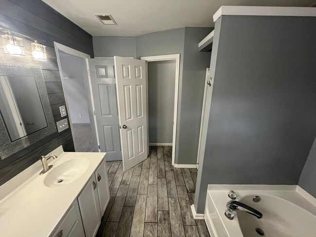 Building Photo - Beautiful 4 Bedroom in Dorchester II School District