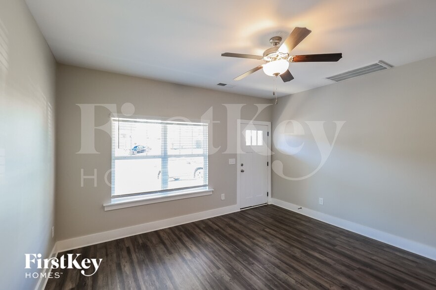 Building Photo - 2762 Village Pl