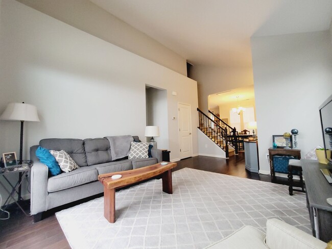 Building Photo - Great end unit in Waters Edge! Master on the main!