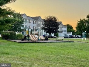 Building Photo - 4971 Clarendon Terrace