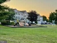 Building Photo - 4971 Clarendon Terrace