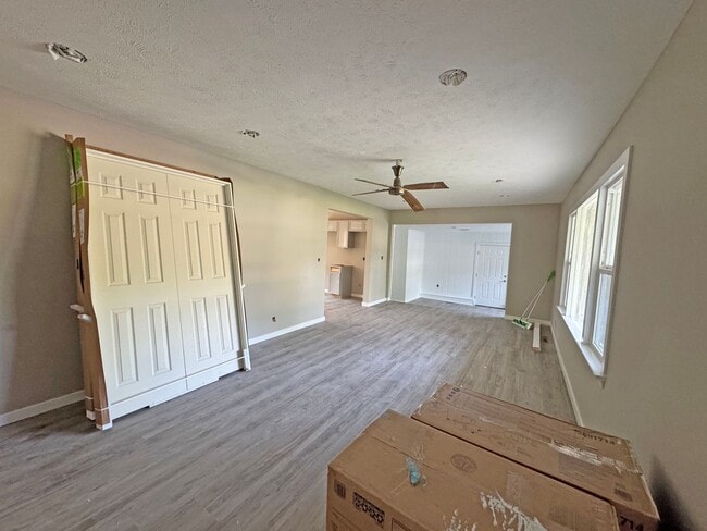 Building Photo - 3 bedroom home near Mercy!