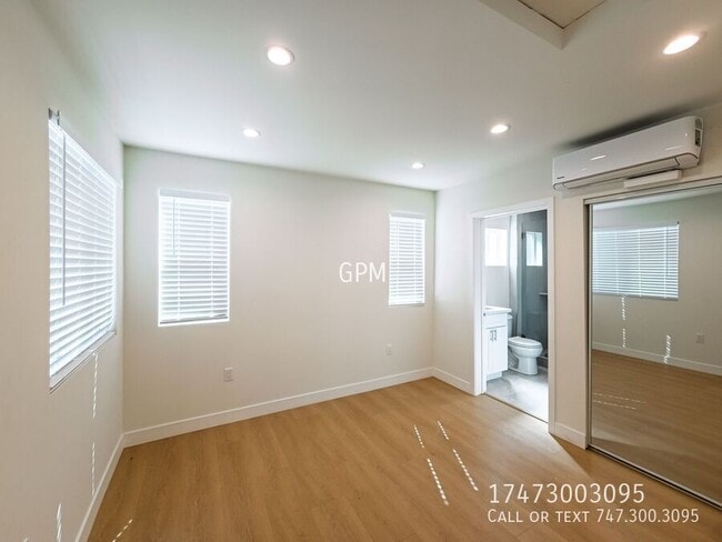 Building Photo - 11022 1/2 Penrose St-