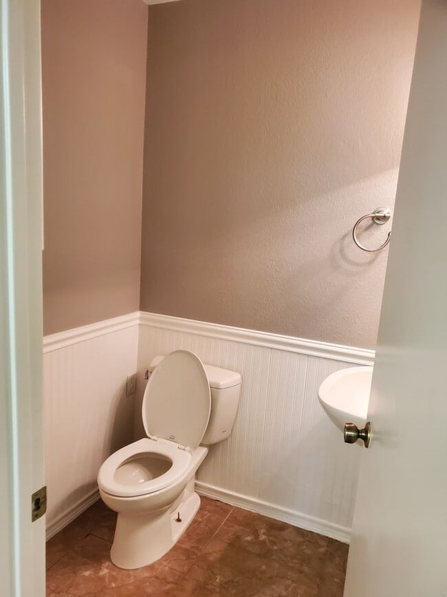 Building Photo - Ready to move in 3b 2b