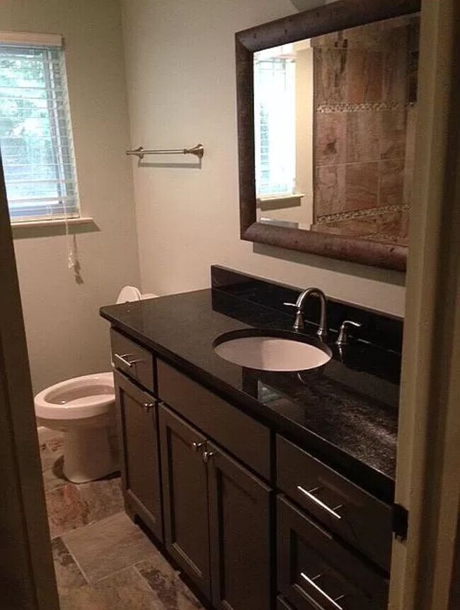 Building Photo - Available August 1st!  3-Bedroom, 1-Bathroom Home, Near Downtown Fayetteville