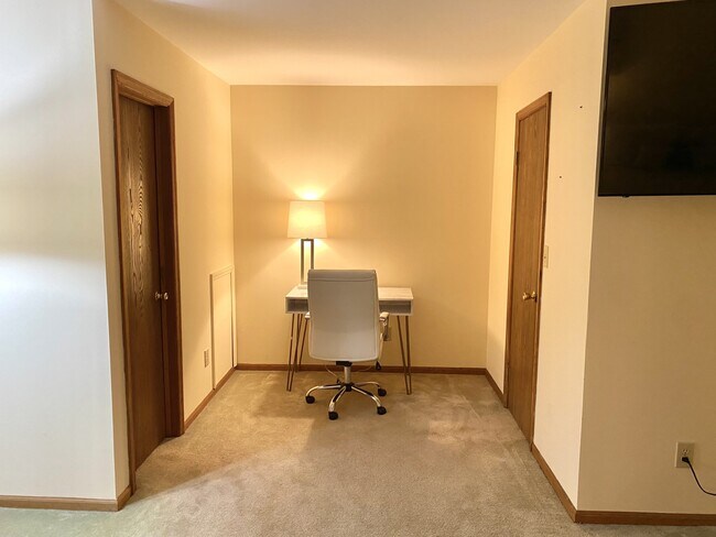 Bedroom 3 office area - 7 Clubhouse Dr