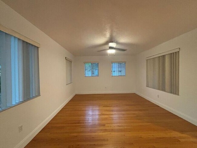 Building Photo - 117 SE 4th Ave