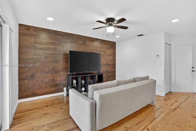 Building Photo - 14076 S Forest Oak Cir